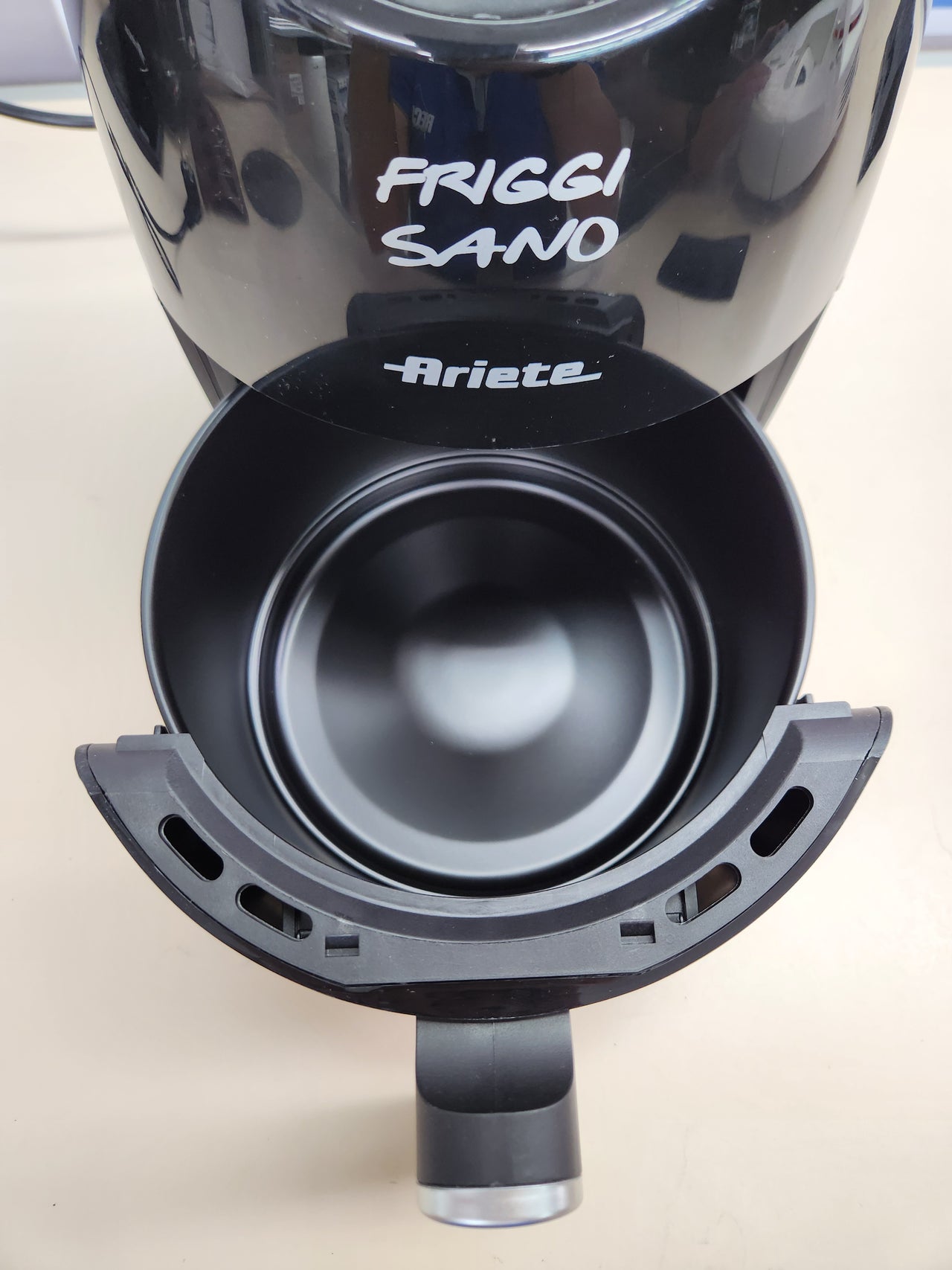 Freidora de aire, 2L, 100W  temperatura máxima 200 °C, color negro