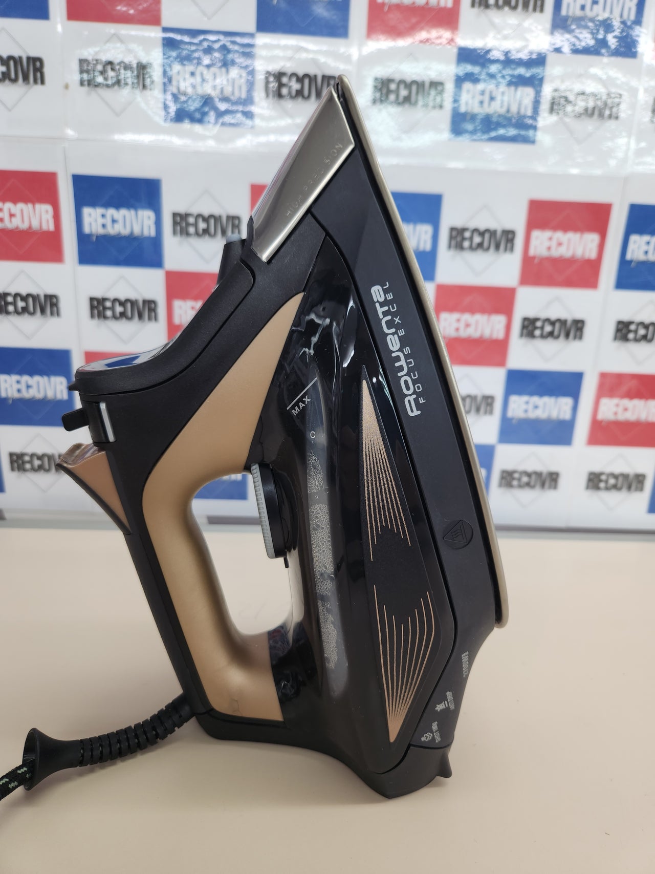 Placha vapor vertical 2700 W, golpe de vapor 180 gr/min, vapor continuo 45 gr/min, suela Microsteam Laser 400, antigoteo, función Eco, ahorro energía, Negro Marrón
