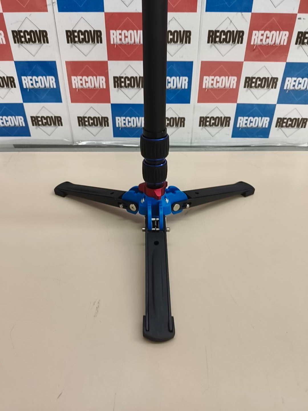Monopié extensible NEEWER con base plegable para cámara