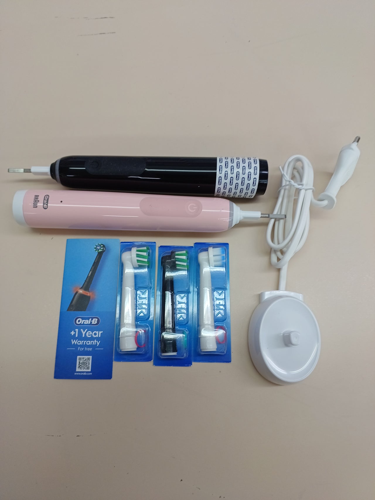 Oral-B Pro 3 3900N Cepillos de Dientes Eléctricos (Pack de 2) con Mango Recargable y Cabezal de Recambio, Diseñado Por Braun, Regalos Orginales para Mujer y Hombre - Negro y Rosa