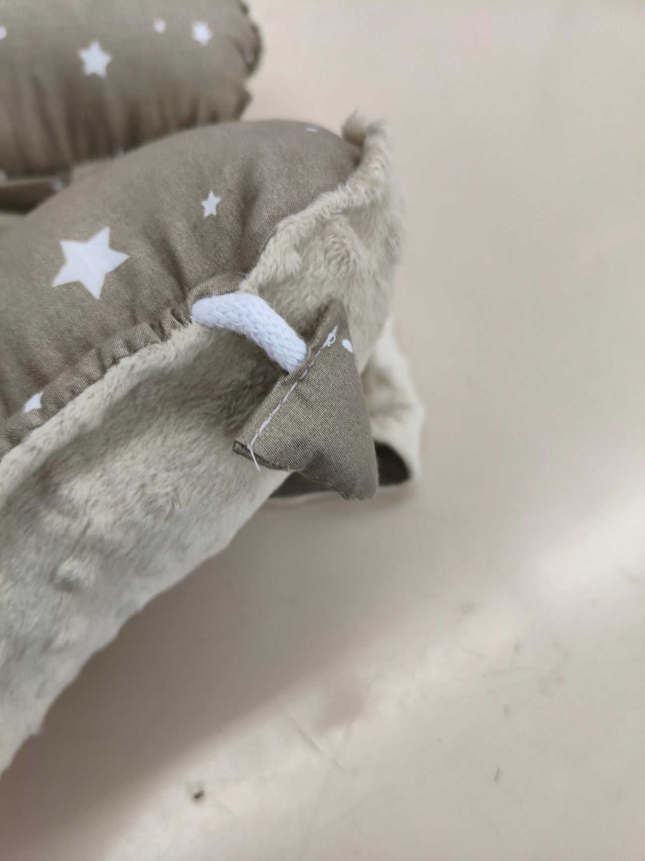 Nido para bebé Totsy Baby 90x50 cm reductor de cuna Minky Winter beige estrellas blancas