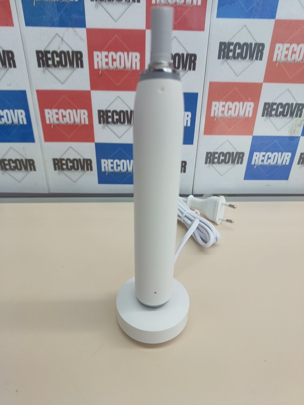 Cepillo dental eléctrico iO9 blanco con estuche de viaje Oral-B