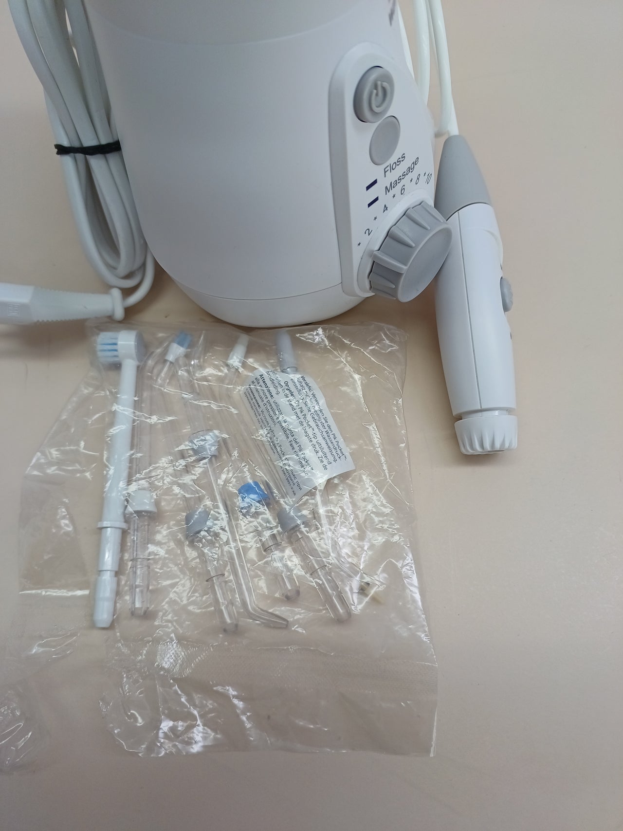 Waterpik Ultra Irrigador Dental Sobremesa Profesional con Agua a Presión y Sistema Avanzado de Control de Presión Mediante 10 Posiciones con 7 Boquillas, Eliminación de Placa Dental, Blanco (WP-660EU)