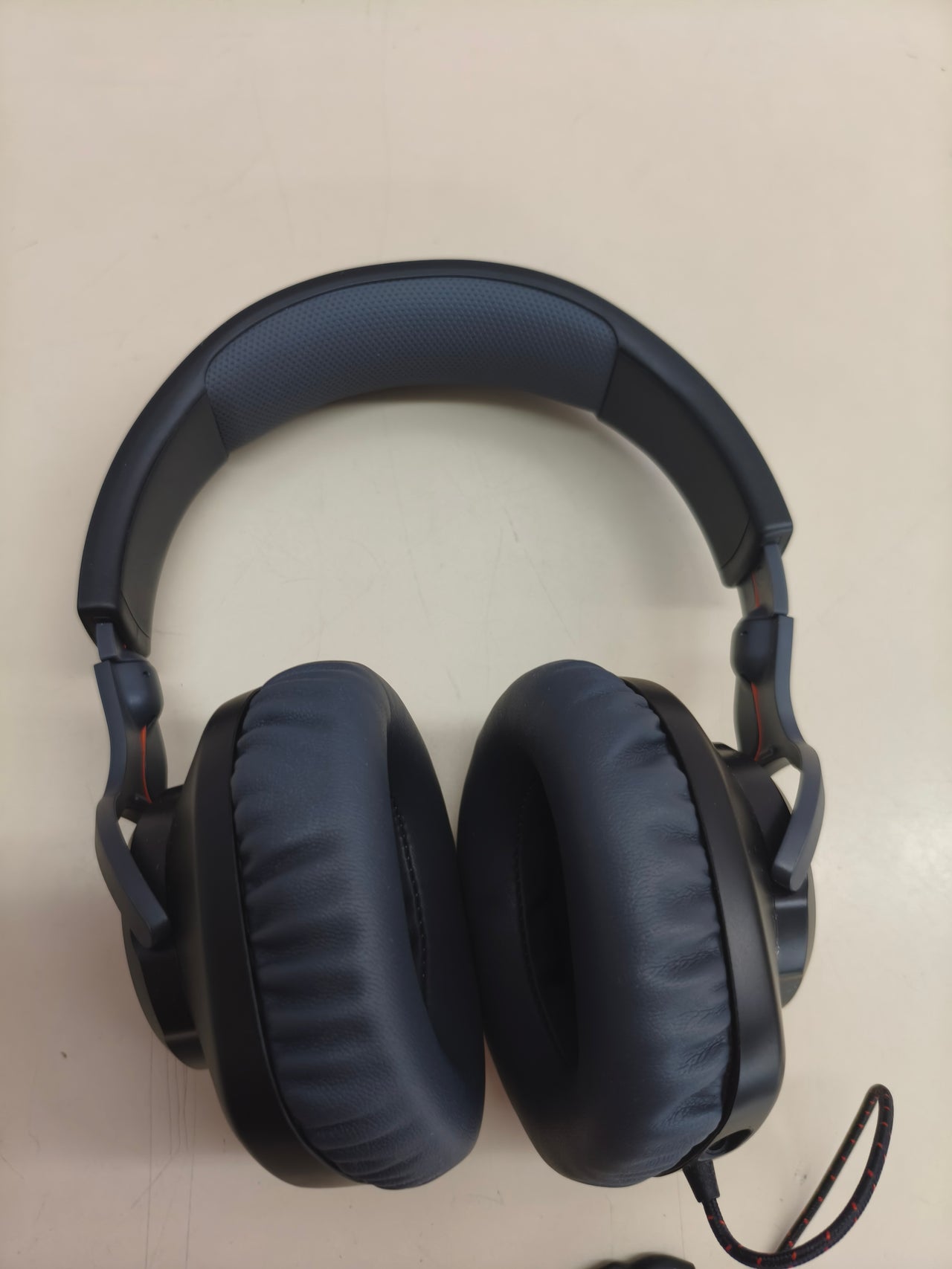 Auriculares gaming JBL Quantum 100 con micrófono desmontable.