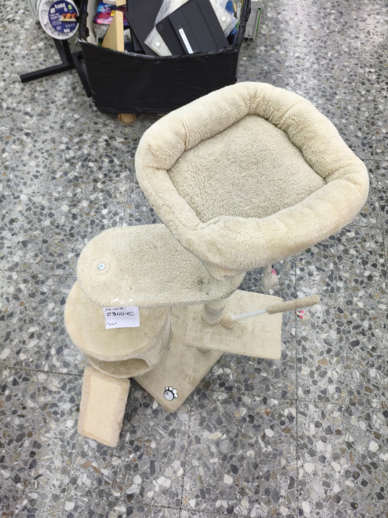 Árbol rascador para gatos VOUNOT 112 cm con plataformas y refugios beige
