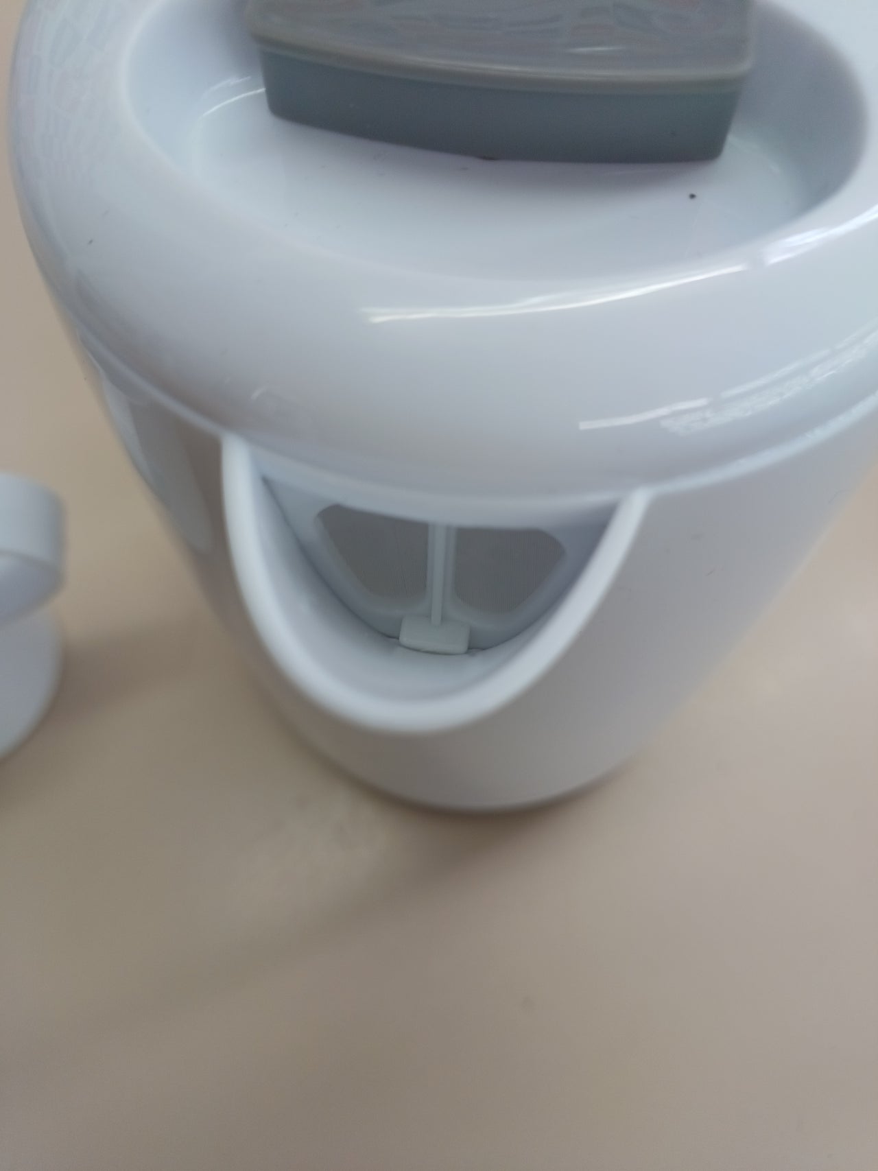 Hervidor Agua Eléctrico Travel  0,85 litros, 1000 W, Hervidor Viaje, 2 Tazas y Cucharas, Filtro Extraíble, Indicador Nivel Agua, Plástico, Russell Hobbs.