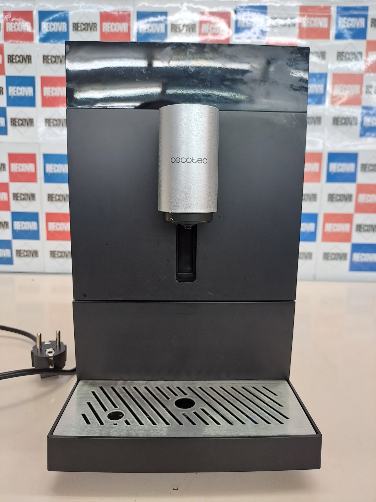 Cafetera superautomática Cecotec con molinillo