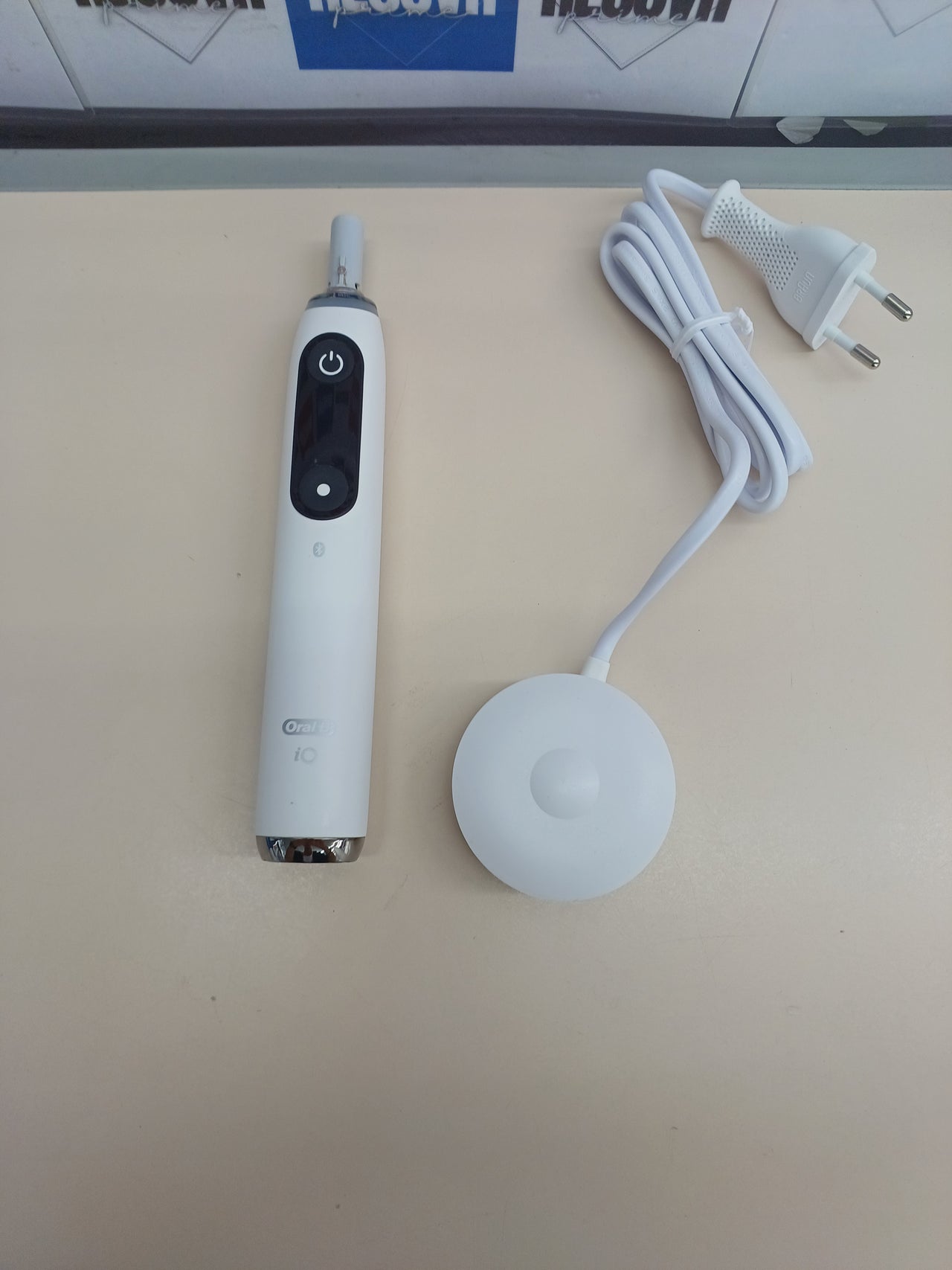 Cepillo dental eléctrico iO9 blanco con estuche de viaje Oral-B