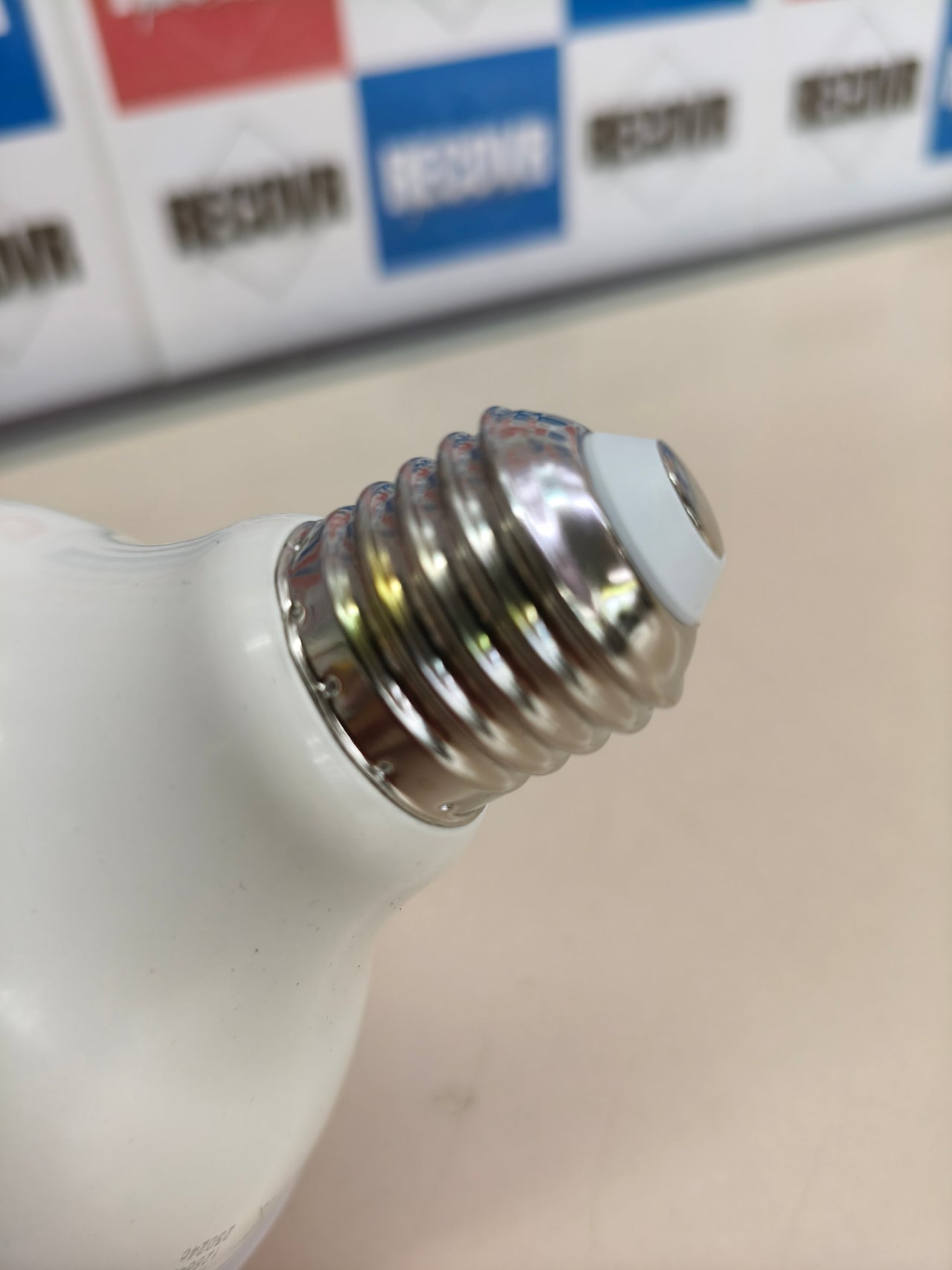 Bombilla LED E27 tipo globo, 11,8 W, luz cálida 3000 K.