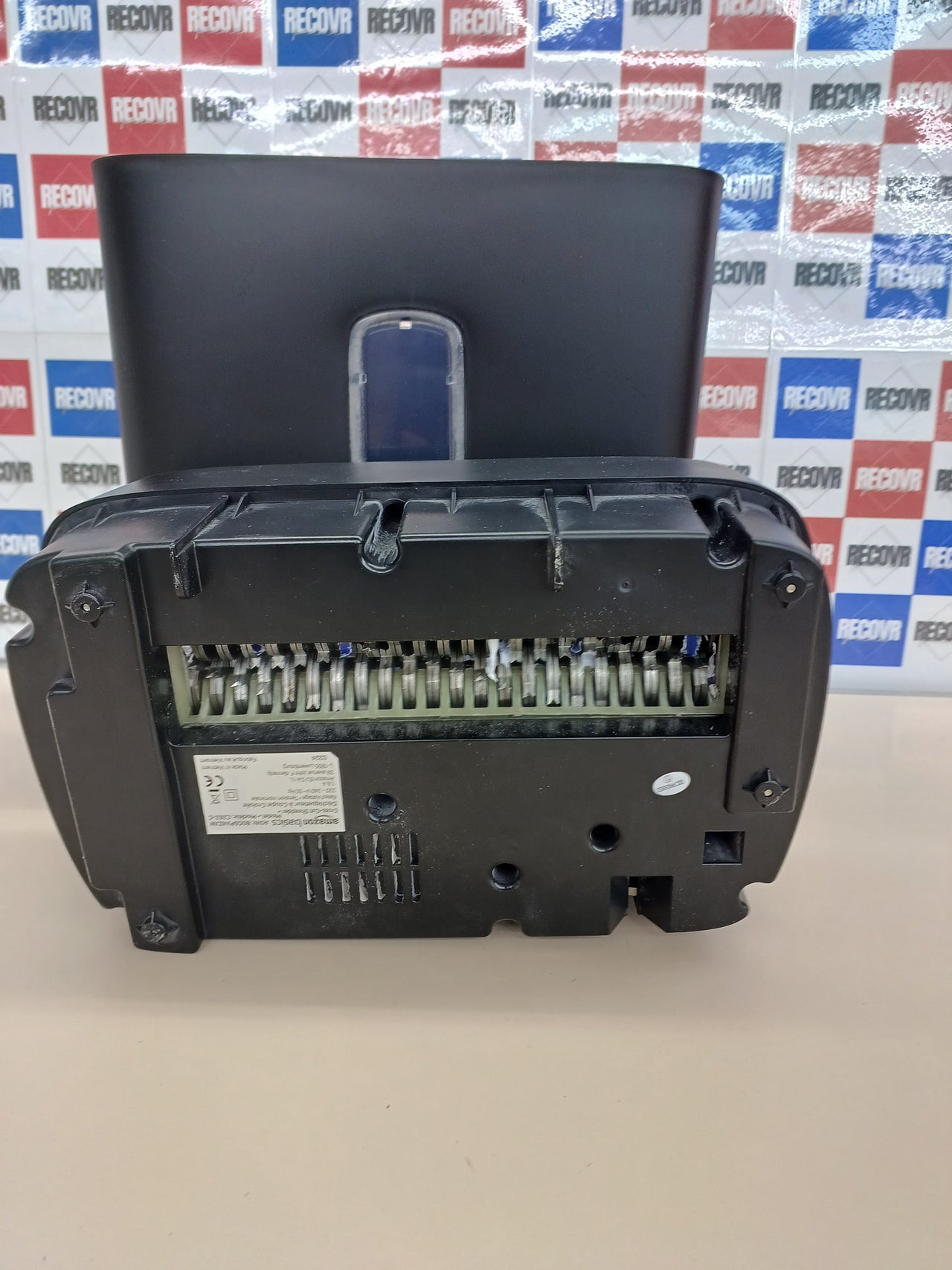 Amazon Basics Trituradora de corte cruzado con capacidad para 12 hojas (nuevlo modelo), para papel y tarjetas de crédito, Color Negro