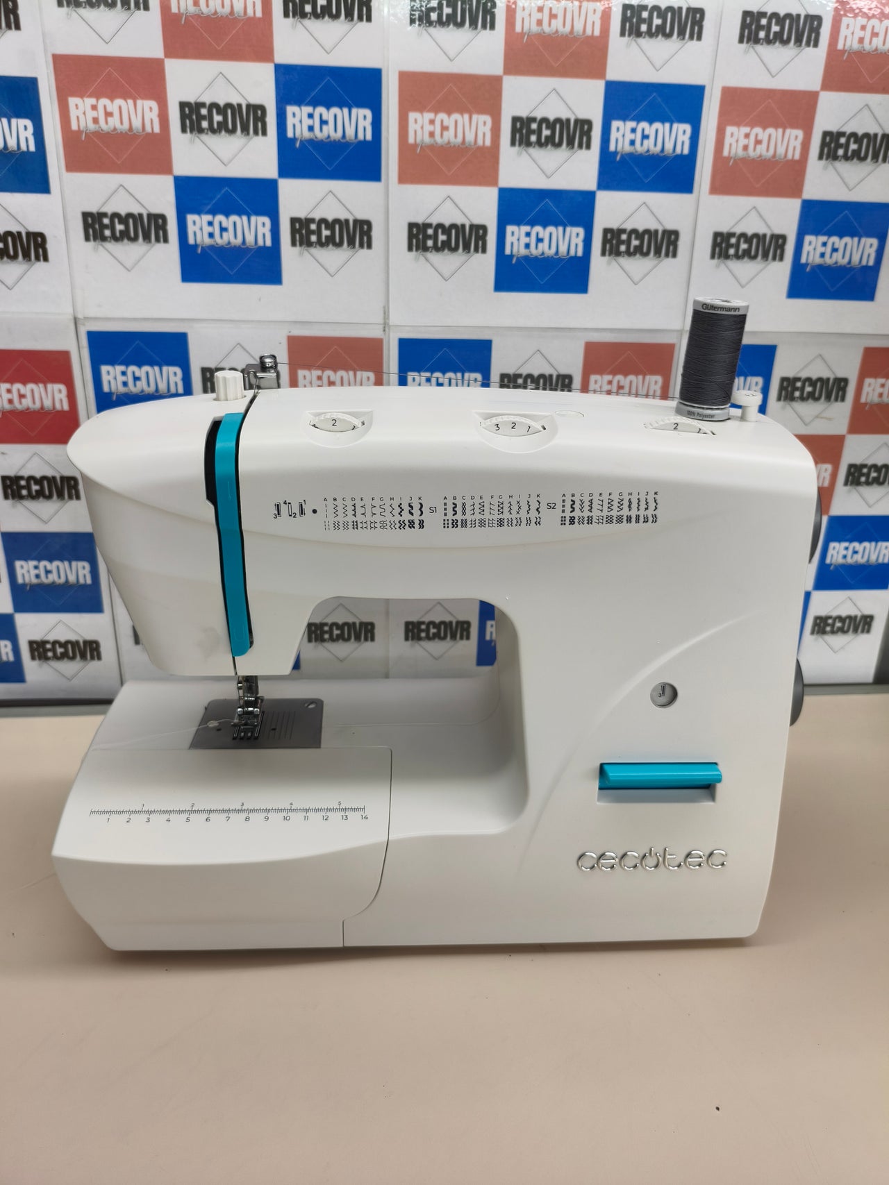 Máquina de coser Cecotec  66 puntadas con brazo libre y accesorios