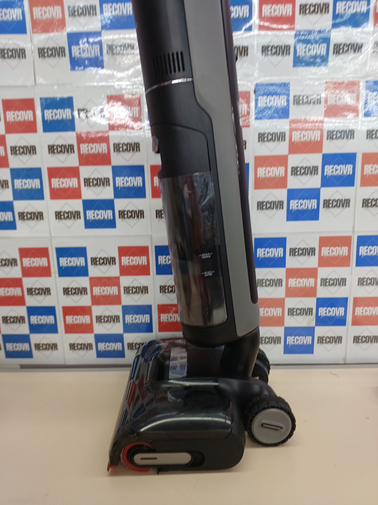 Aspirador seco y húmedo 21 000 Pa con brazo robótico – Dreame