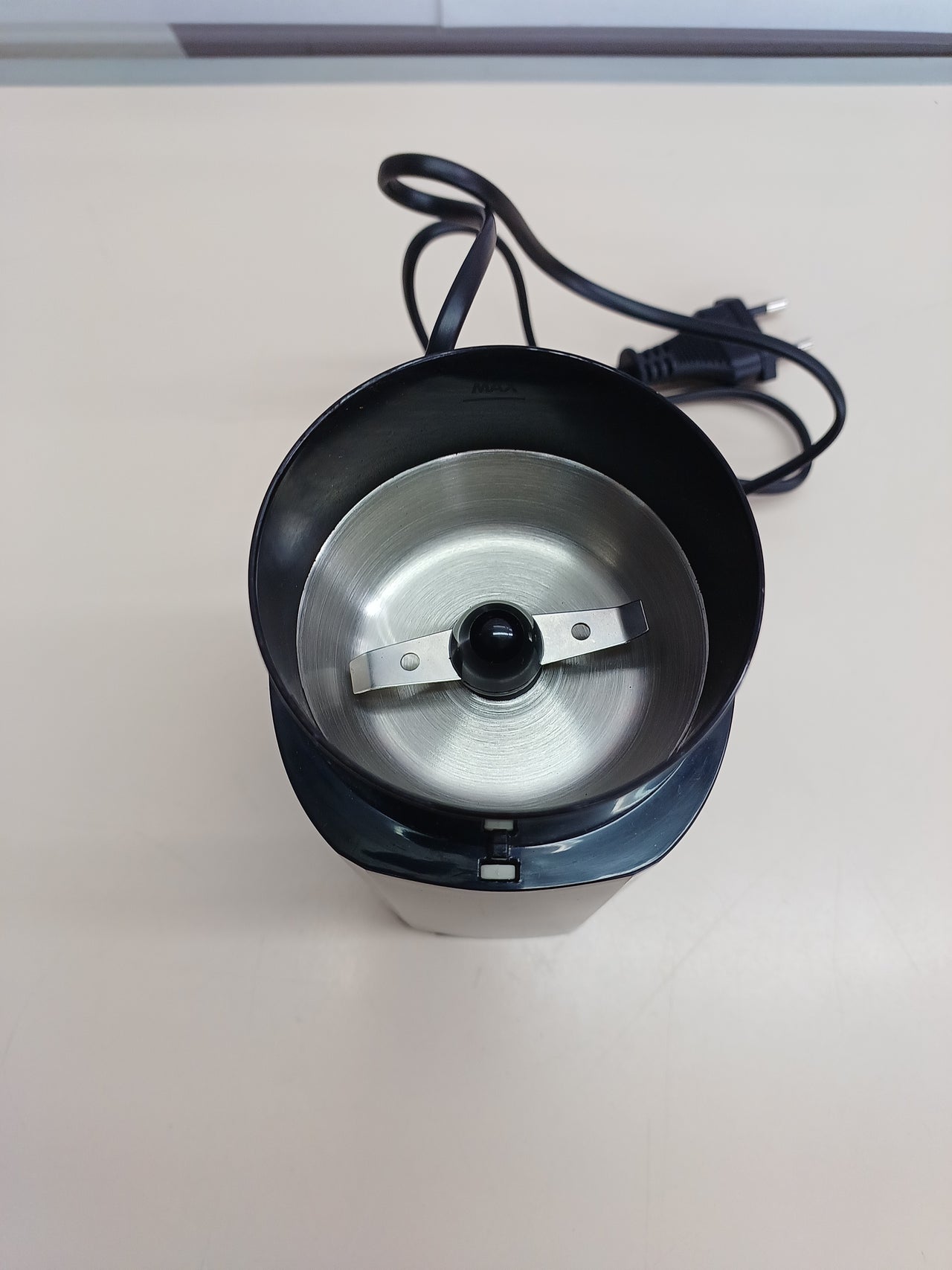 Molinillo de café eléctrico Amazon Basics