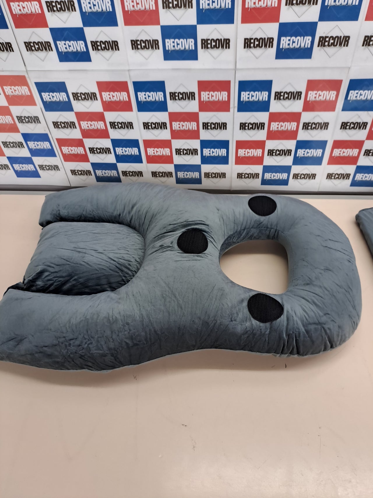 Almohada recuperación post cirugía ocular boca abajo con orificio