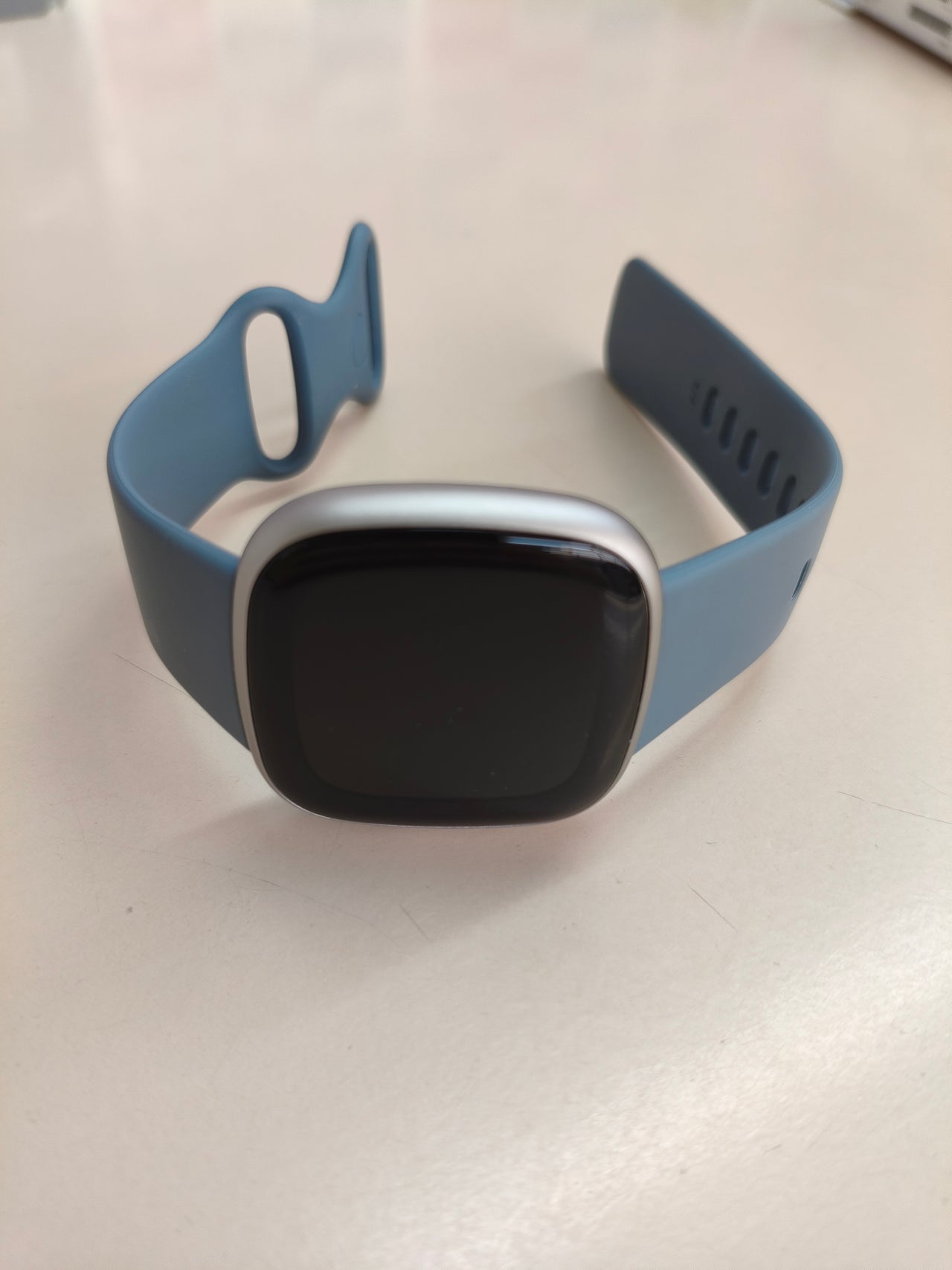 Fitbit Versa 4, smartwatch GPS, 6 días, azul menta