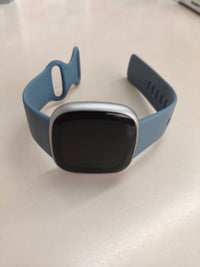 Fitbit Versa 4, smartwatch GPS, 6 días, azul menta
