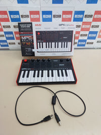 Controlador MIDI 25 teclas con altavoz y pads Akai MPK Mini Play MK3