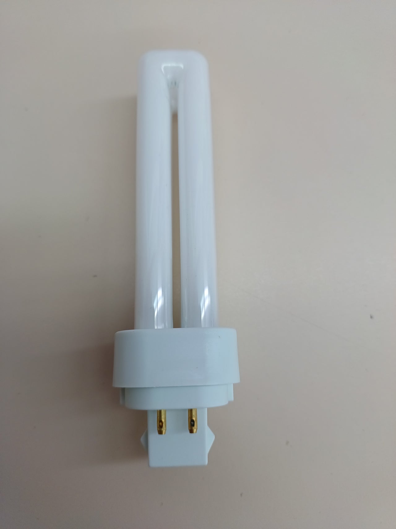 OSRAM DULUX D/E 13 Lámpara LED para casquillo G24Q-1, 6 vatios, 600 lúmenes, blanco cálido (3000K)