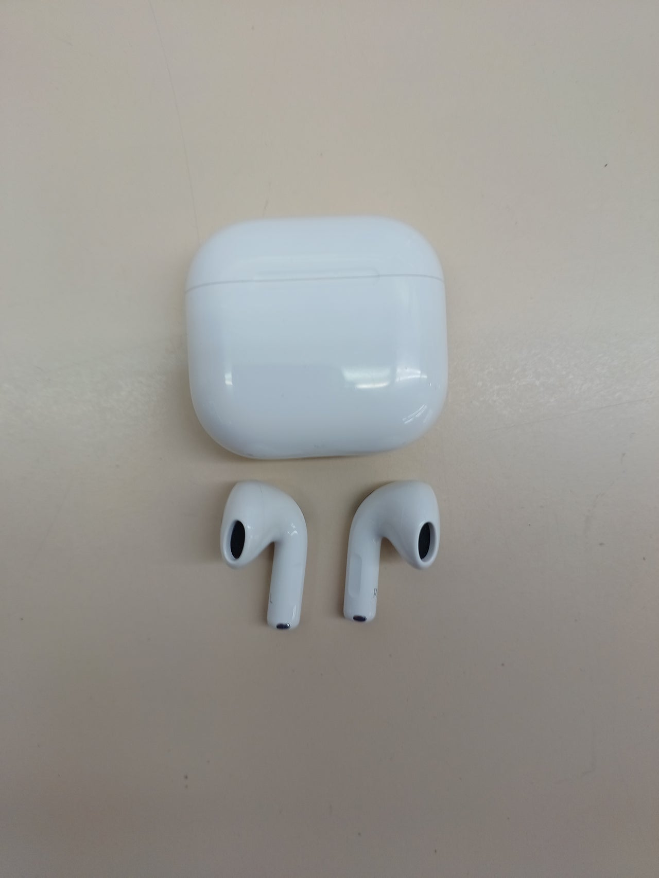 AirPods 4 con audio espacial y USB-C Apple