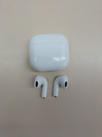 AirPods 4 con audio espacial y USB-C Apple