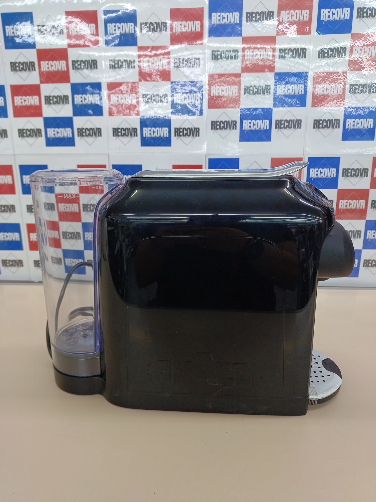 Lavazza, A Modo Mio Macchina per Caffè Idola Nera con 64 Capsule A Modo Mio Assortite, Macchina per Espresso Compatta e Silenziosa, 1500 W, 220-240 V, 50/60 Hz, Capacità Max 1.1 Litri d'Acqua
