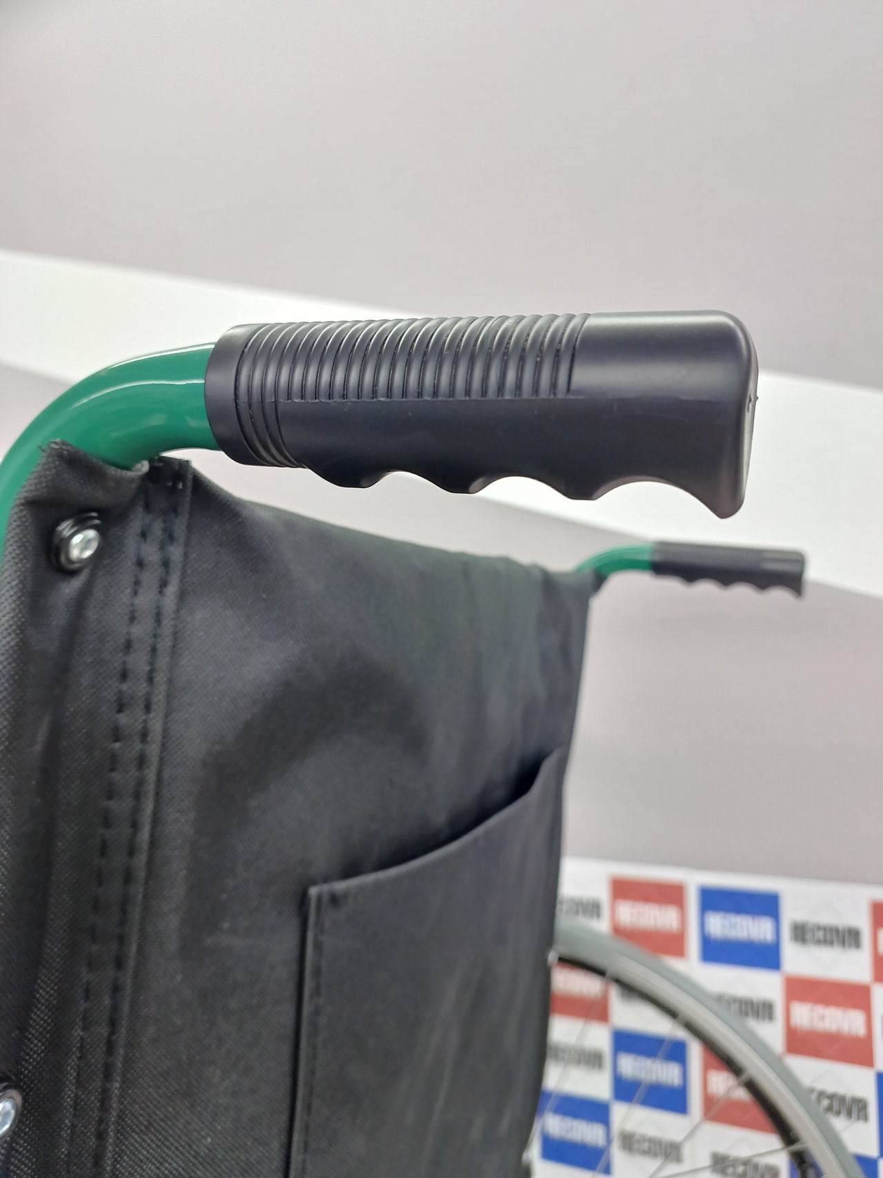 Mobiclinic®, Silla de ruedas, Autopropulsable, Plegable, Alcazaba, Asiento 46 cm, Sistema subebordillos, Reposabrazos acolchados, Reposapiés abatibles, Antipinchazos