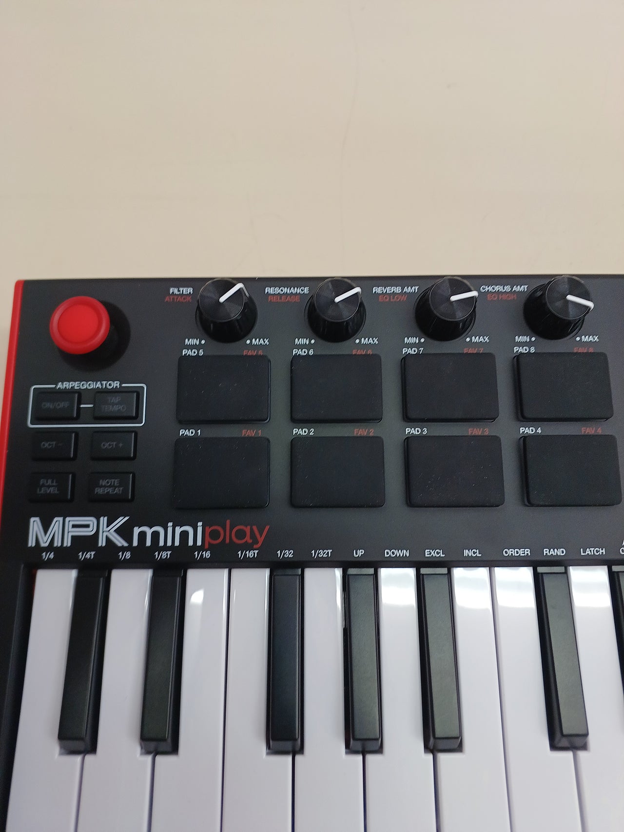 Controlador MIDI 25 teclas con altavoz y pads Akai MPK Mini Play MK3
