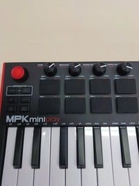 Controlador MIDI 25 teclas con altavoz y pads Akai MPK Mini Play MK3