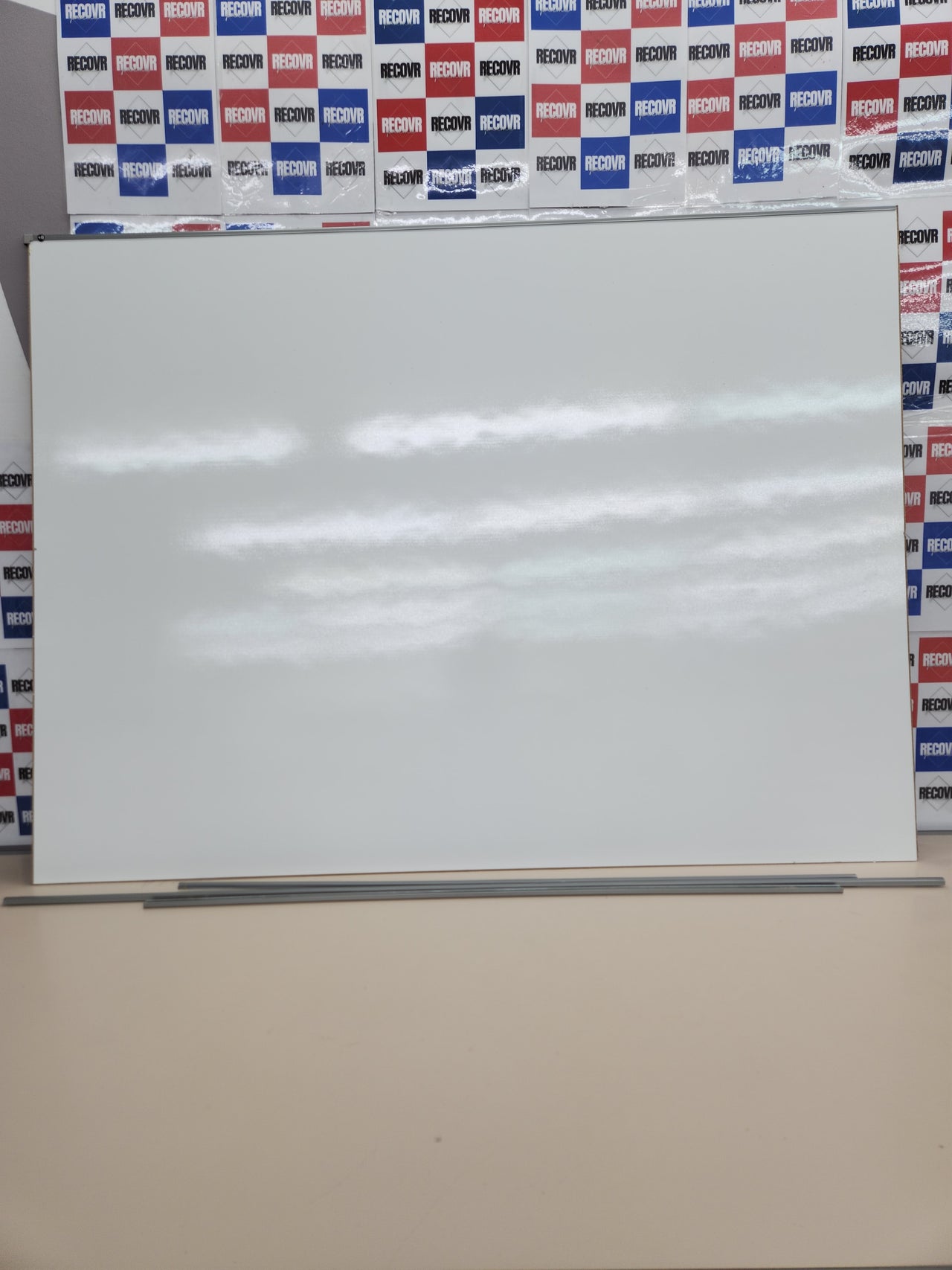 Pizarra Blanca 120 x 90 cm Magnética, Superficie de Acero Lacado en Seco, Marco de Tech Alloy Gris BoardsPlus Economy