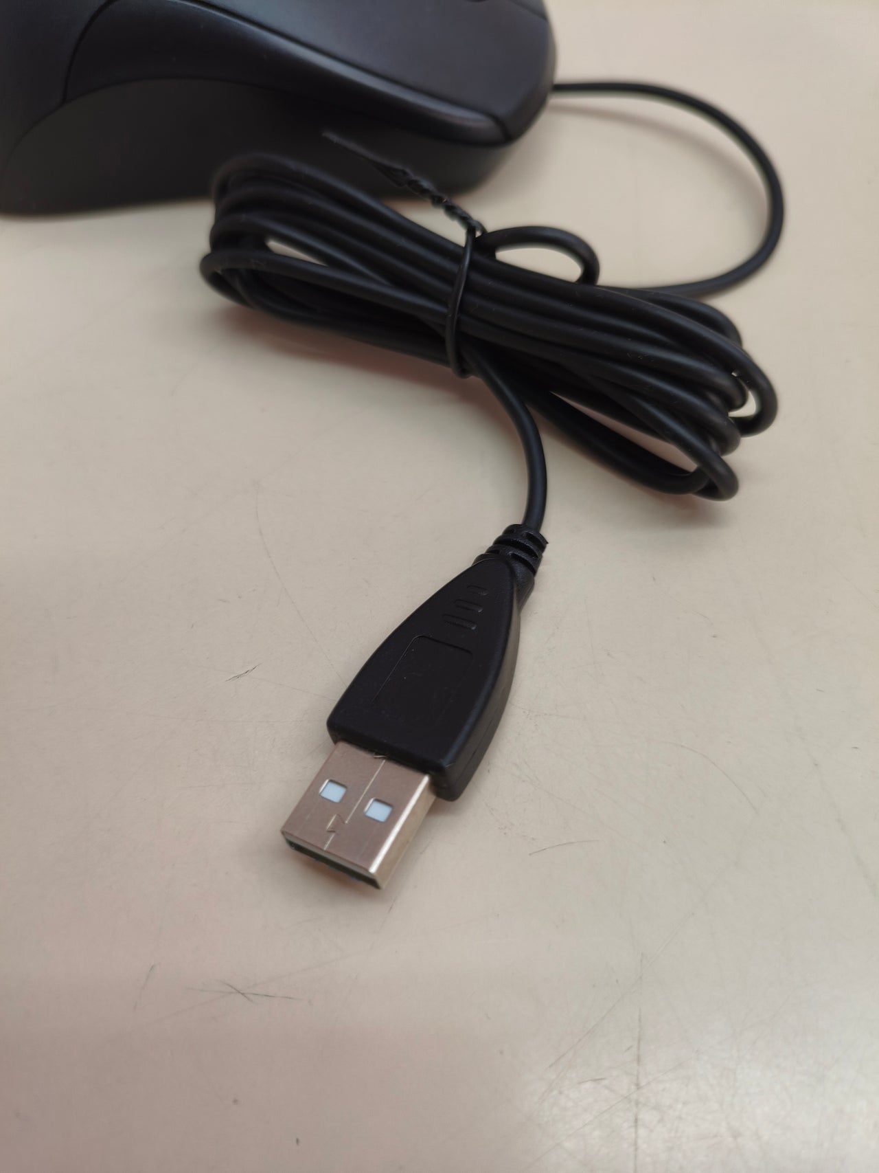 Ratón con cable Amazon Basics, 3 botones, silencioso, negro