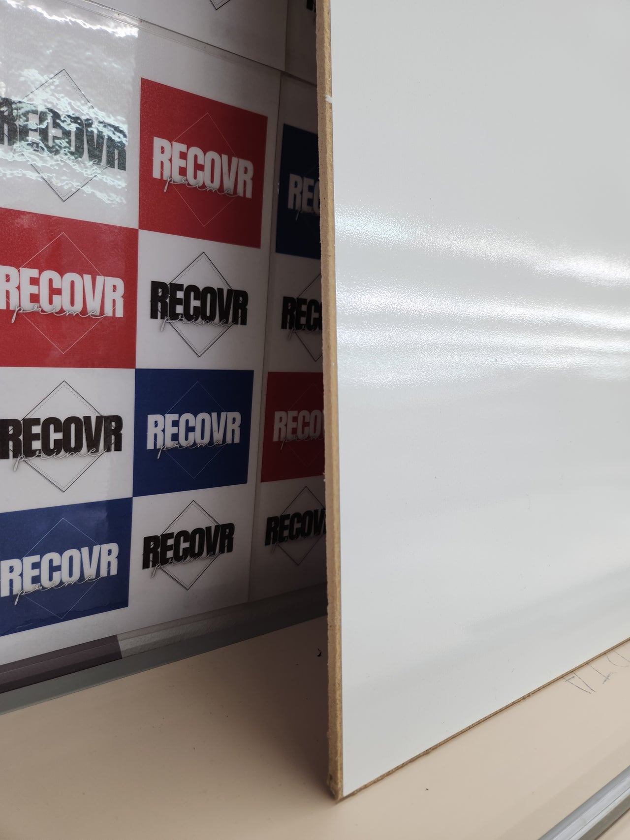 Pizarra Blanca 120 x 90 cm Magnética, Superficie de Acero Lacado en Seco, Marco de Tech Alloy Gris BoardsPlus Economy