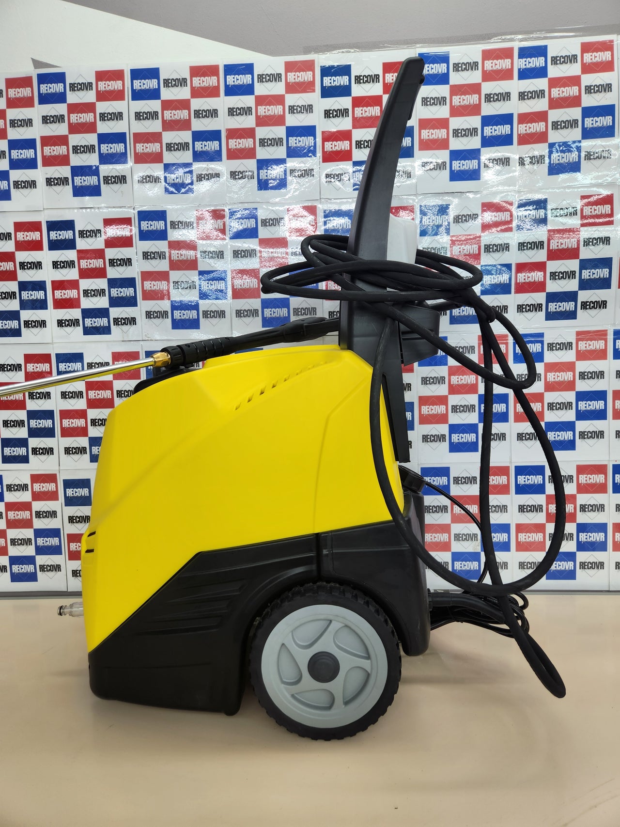 Hidrolimpiadora 2500W Monofásica de Agua Caliente Lavor Rio-R Pro 1218 – 160 bar, 450 l/h,