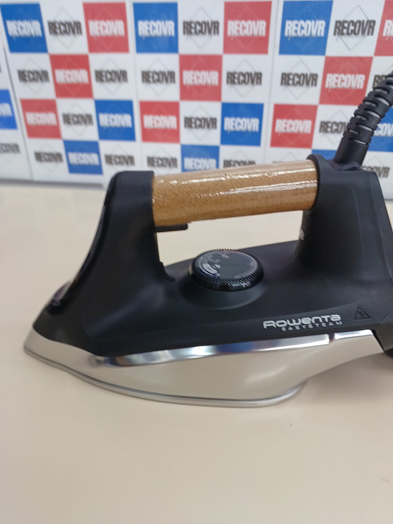 Centro de planchado 6 bares con golpe 270 g/min Rowenta