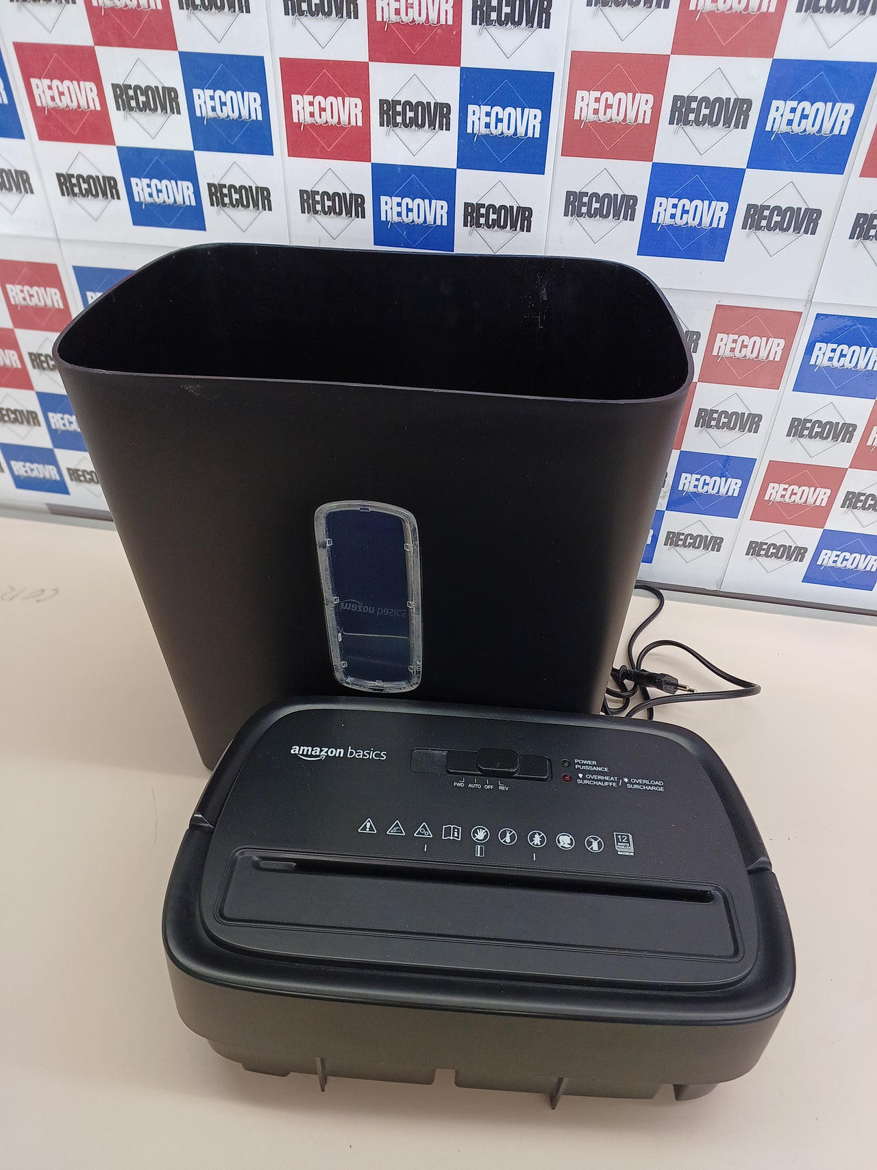 Amazon Basics Trituradora de corte cruzado con capacidad para 12 hojas (nuevlo modelo), para papel y tarjetas de crédito, Color Negro