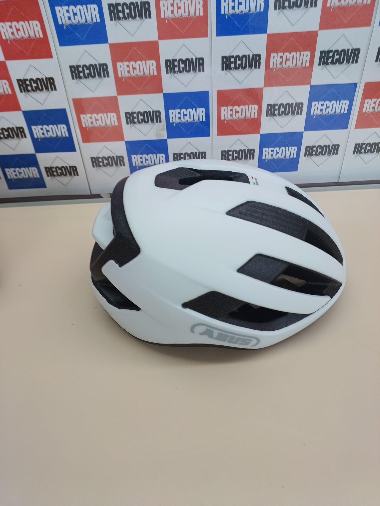 Casco ligero y versátil para ciclismo – Abus WingBack