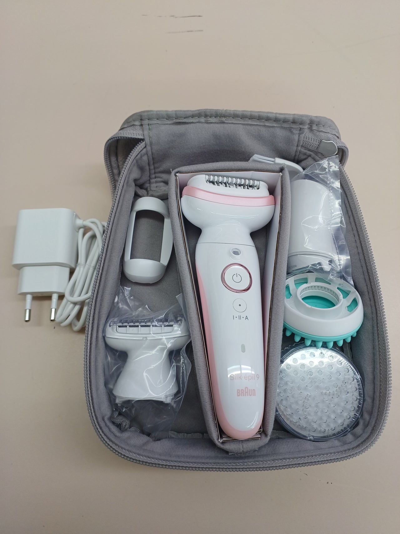 Braun Silk-épil 9 SkinSpa - Set todo en uno, depiladora para mujer, depiladora de larga duración, cabezal de afeitado, cabezal de masaje, color blanco y rosa