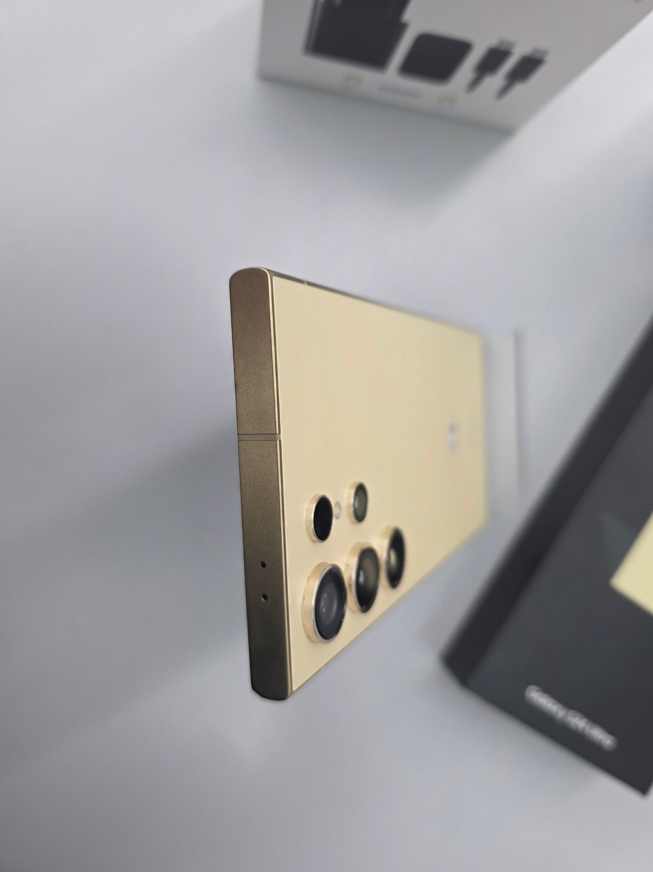 Samsung Galaxy S24 Ultra 512GB Cargador 45W Amarillo Titanium