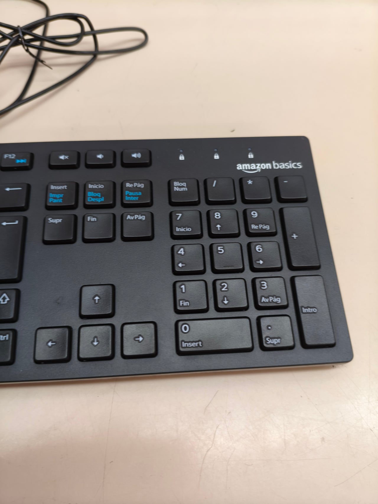 Teclado Amazon Basics compatible con PC y Mac