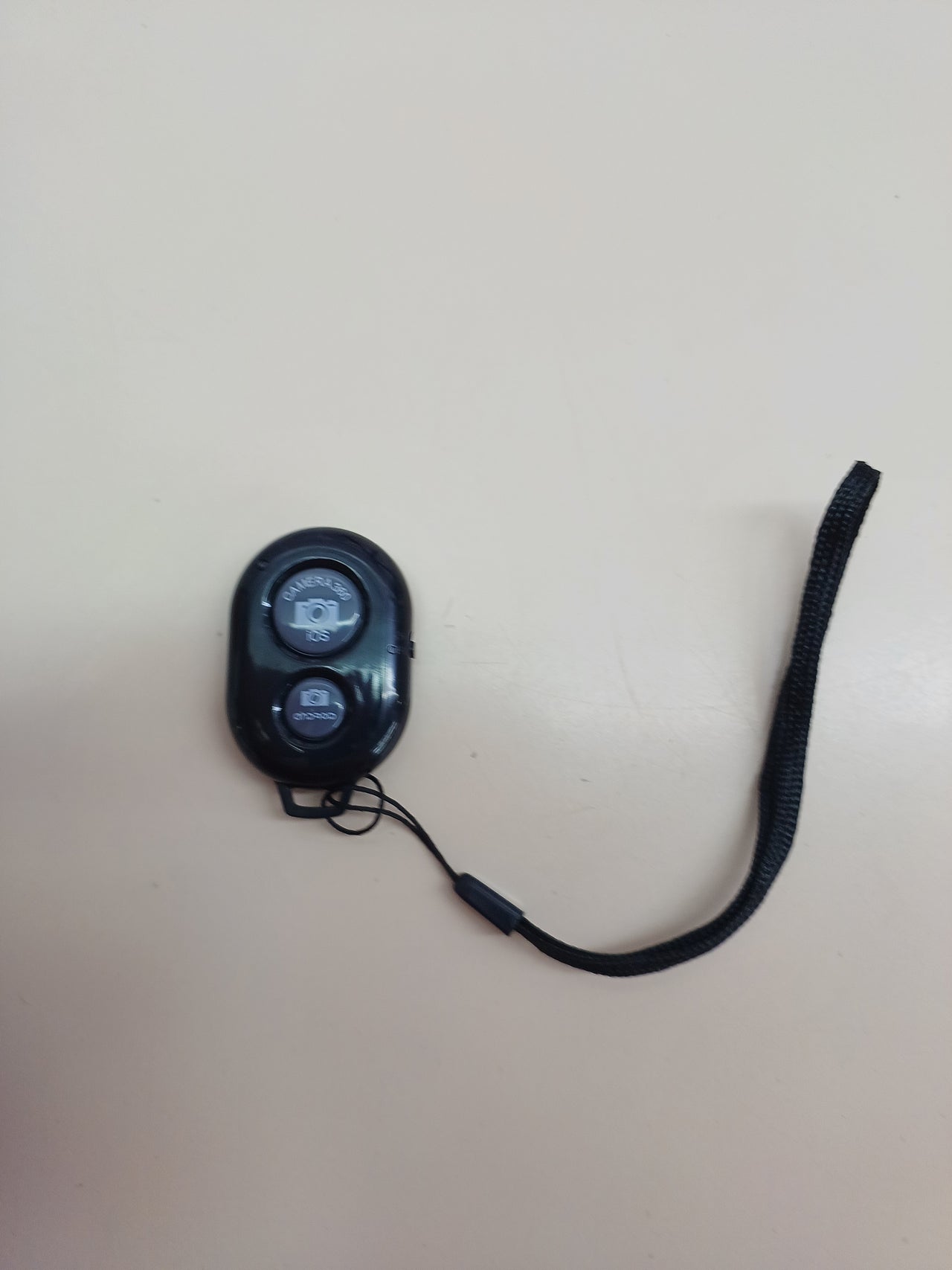 Trípode flexible portátil con mando – Amazon Basics