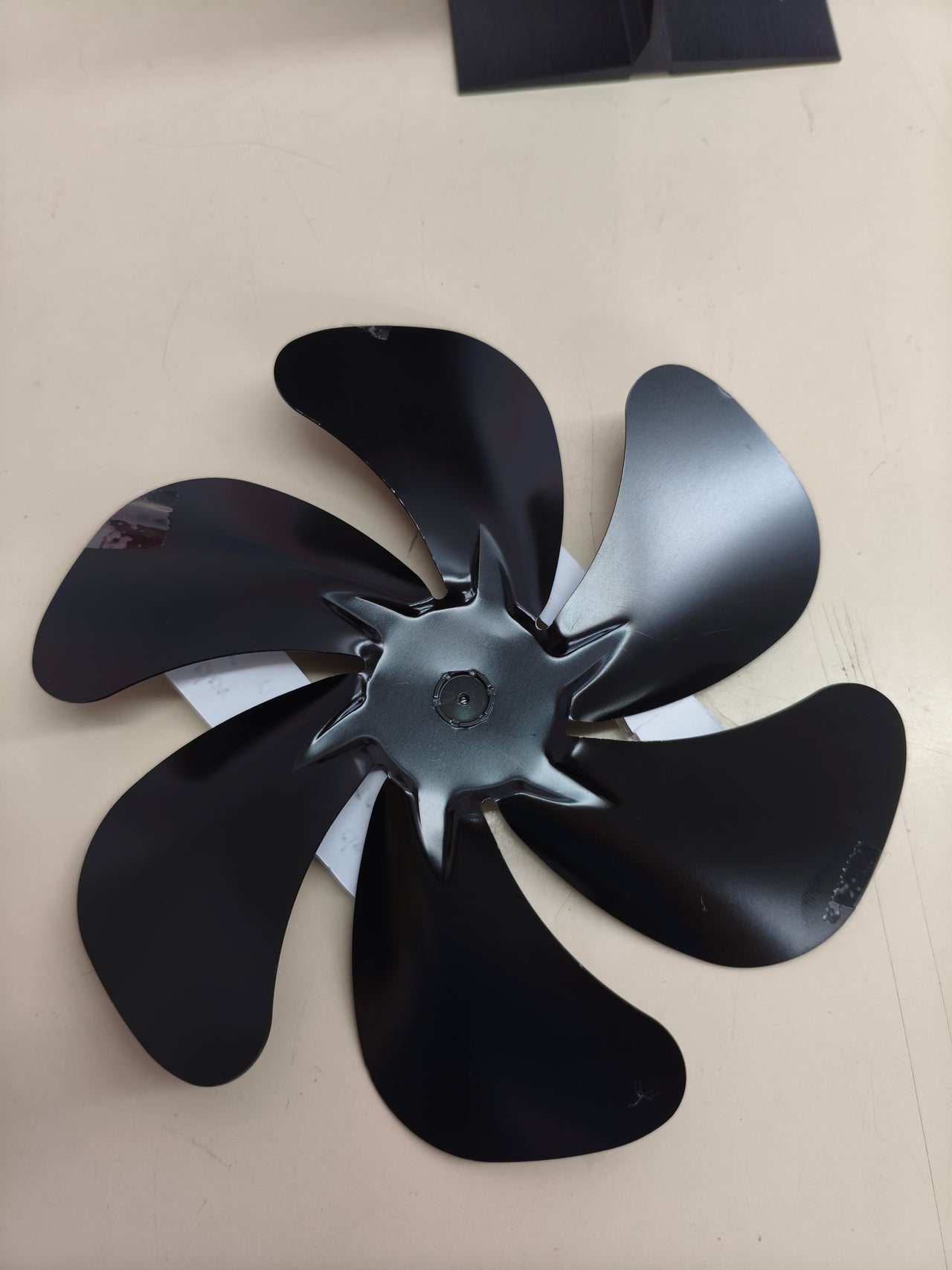 Ventilador para estufa de leña alimentado por calor no eléctrico