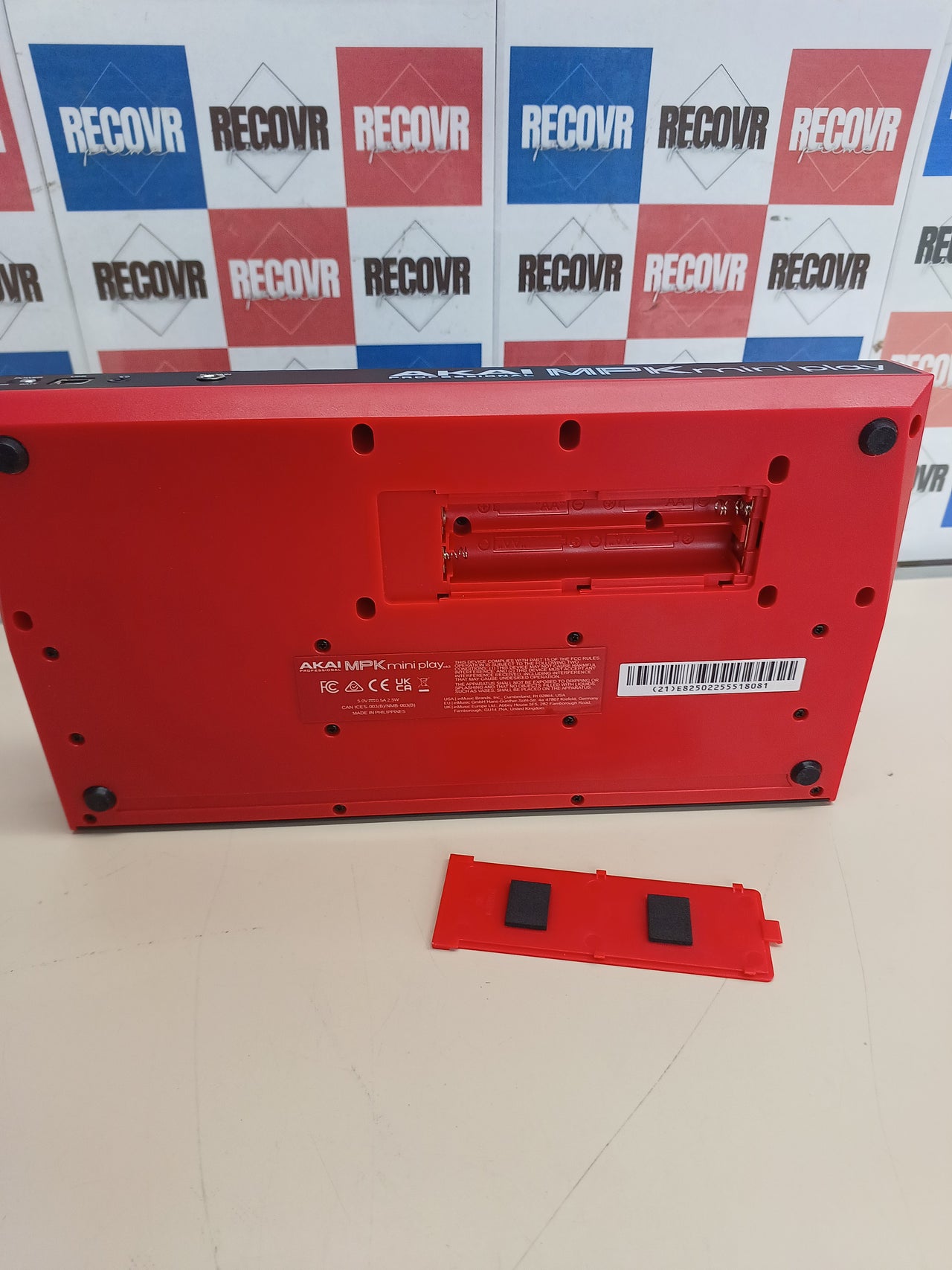 Controlador MIDI 25 teclas con altavoz y pads Akai MPK Mini Play MK3