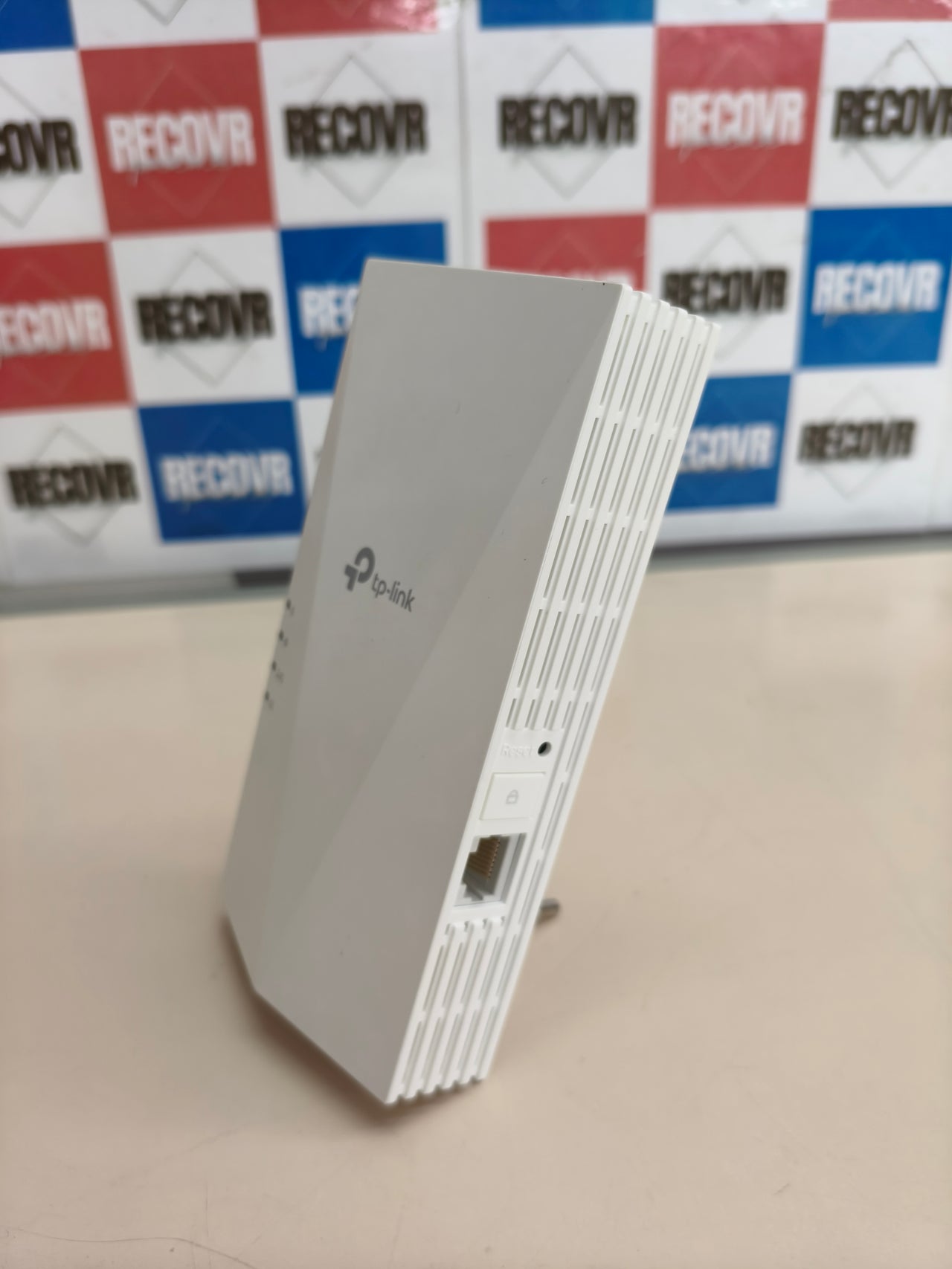 Repetidor WiFi 6 TP-Link RE500X AX1500 con puerto Gigabit negro