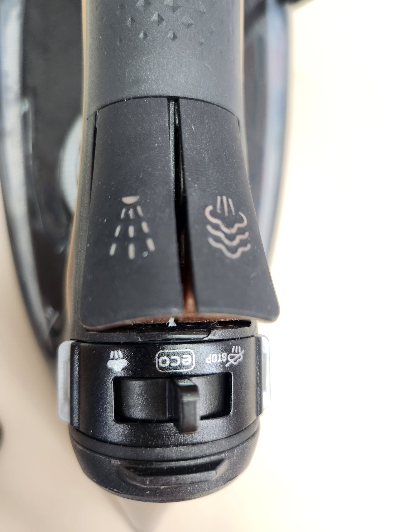 Placha vapor vertical 2700 W, golpe de vapor 180 gr/min, vapor continuo 45 gr/min, suela Microsteam Laser 400, antigoteo, función Eco, ahorro energía, Negro Marrón