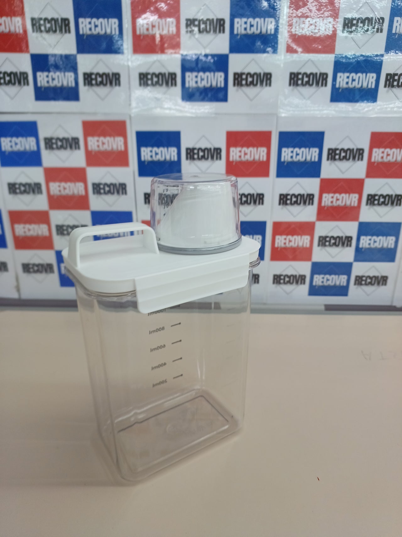 Caja hermética para detergente 1800 ml con vaso medidor