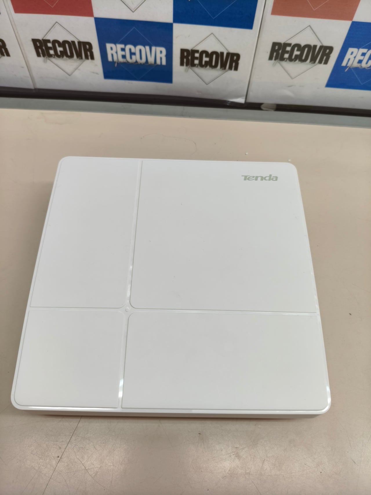 Punto de acceso Wi-Fi Tenda AC1200 con PoE+.