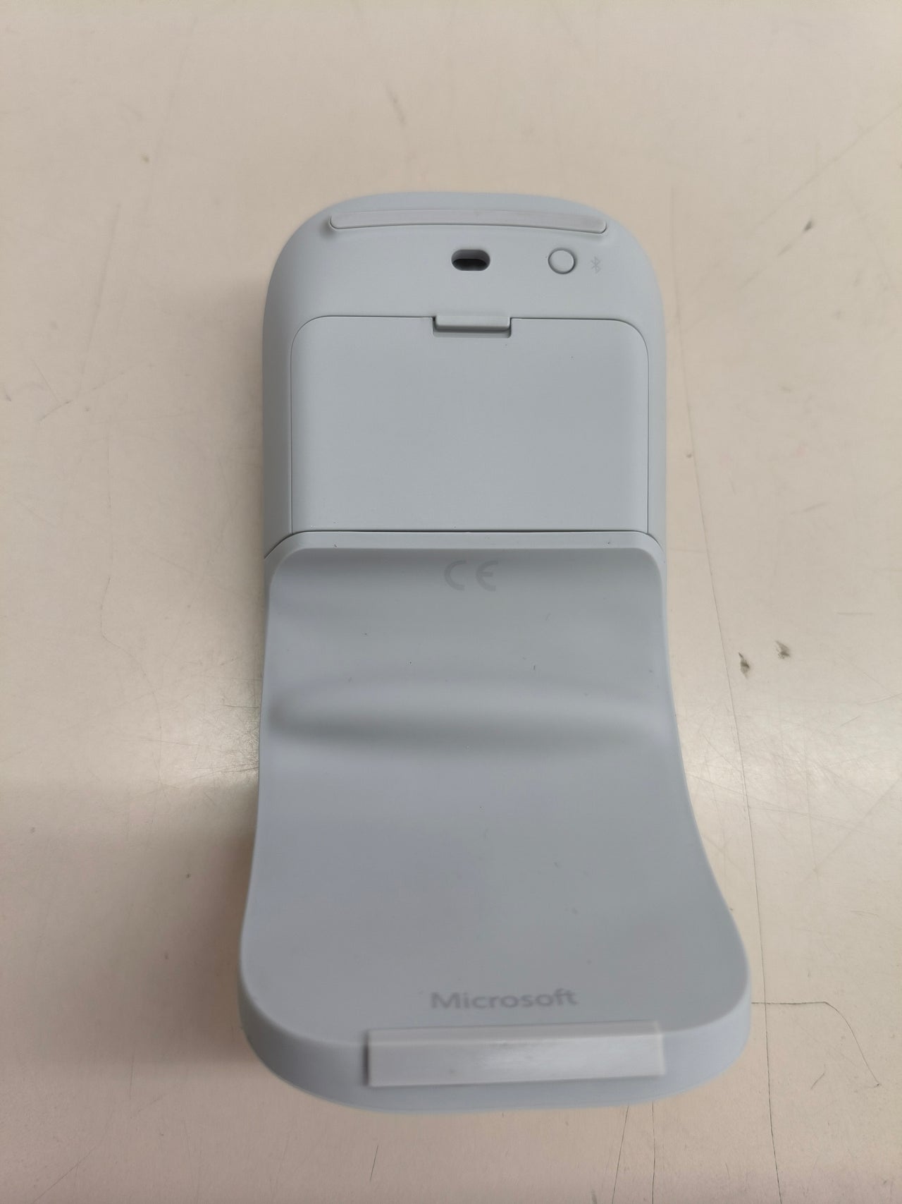 Ratón Bluetooth Microsoft Surface Arc Mouse gris claro