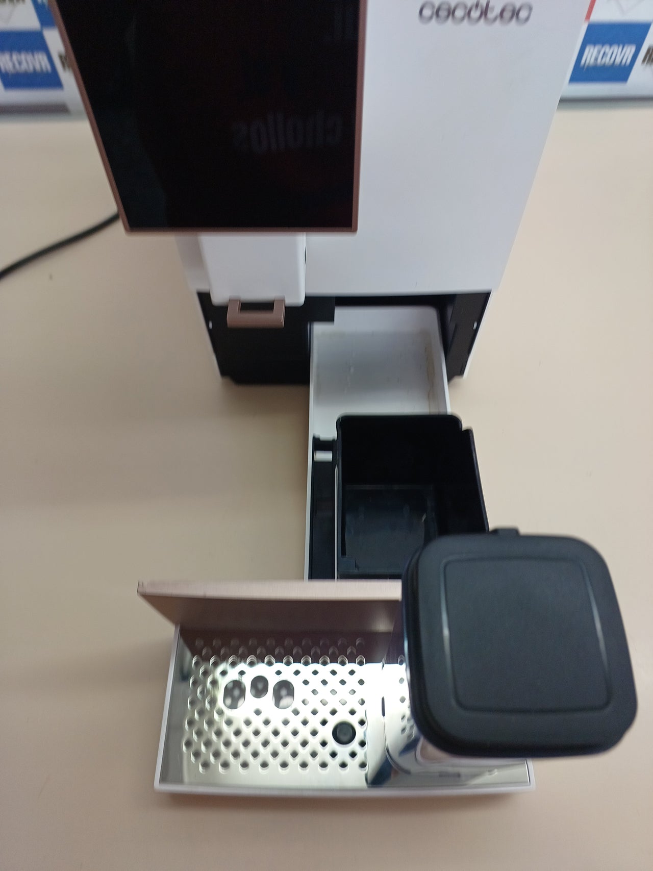 Cafetera superautomática WiFi 19 bares con leche y molinillo - Cecotec