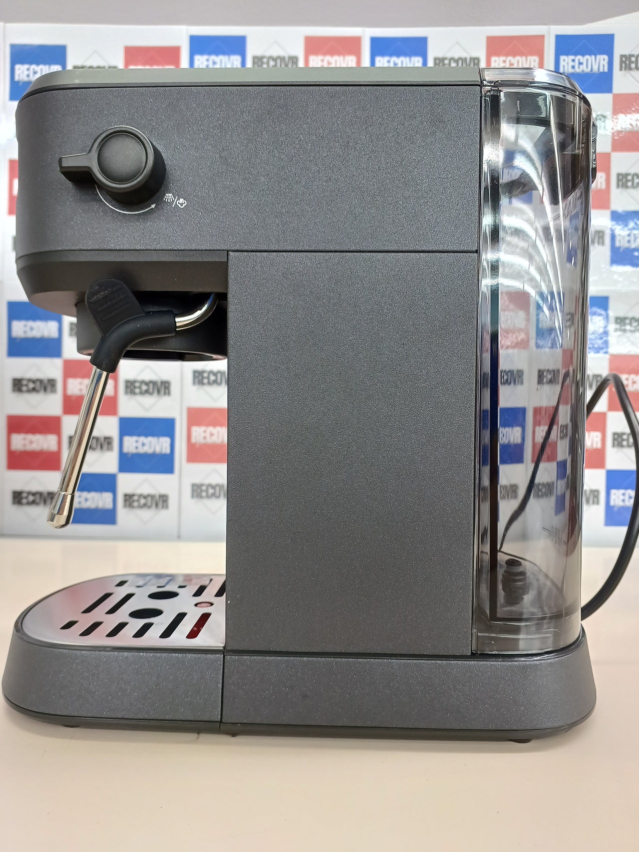 Electrolux E6EC1-6BST Explorer 6 - Máquina de café espresso con tecnología de control térmico, bandeja de goteo extraíble, espumador de leche, 1250-1450 W