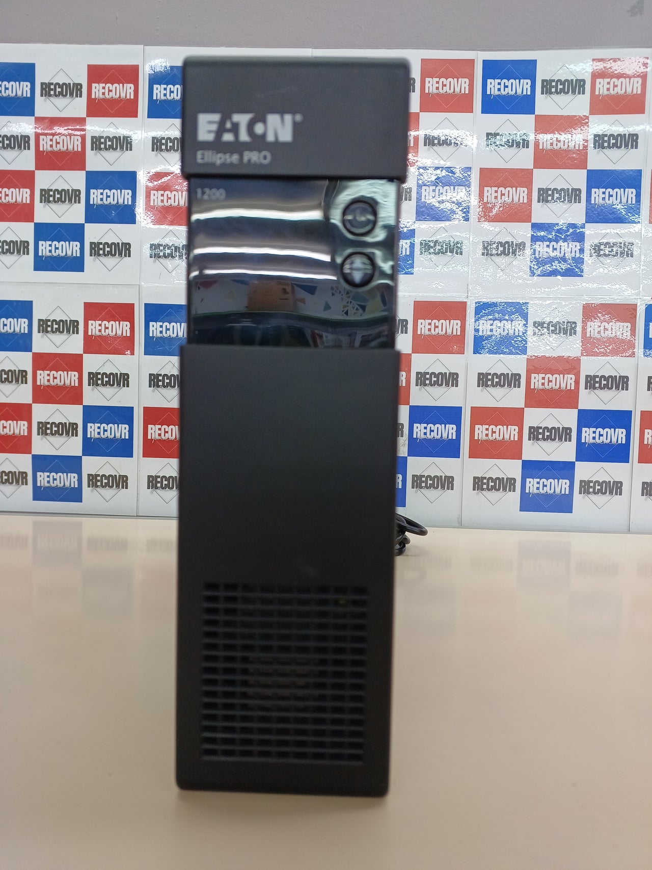 Eaton Ellipse Pro 1200 DIN - Fuente de alimentación ininterrumpida (SAI) - Potencia 1200 VA con protección de sobrevoltaje (8 salidas Schuko) y regulación de voltaje (AVR), Negro