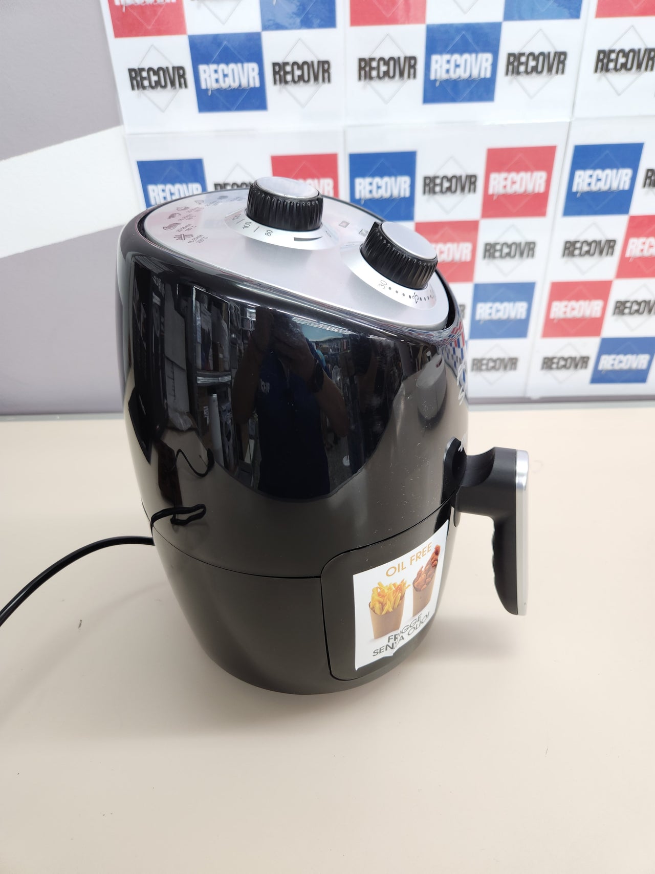 Freidora de aire, 2L, 100W  temperatura máxima 200 °C, color negro